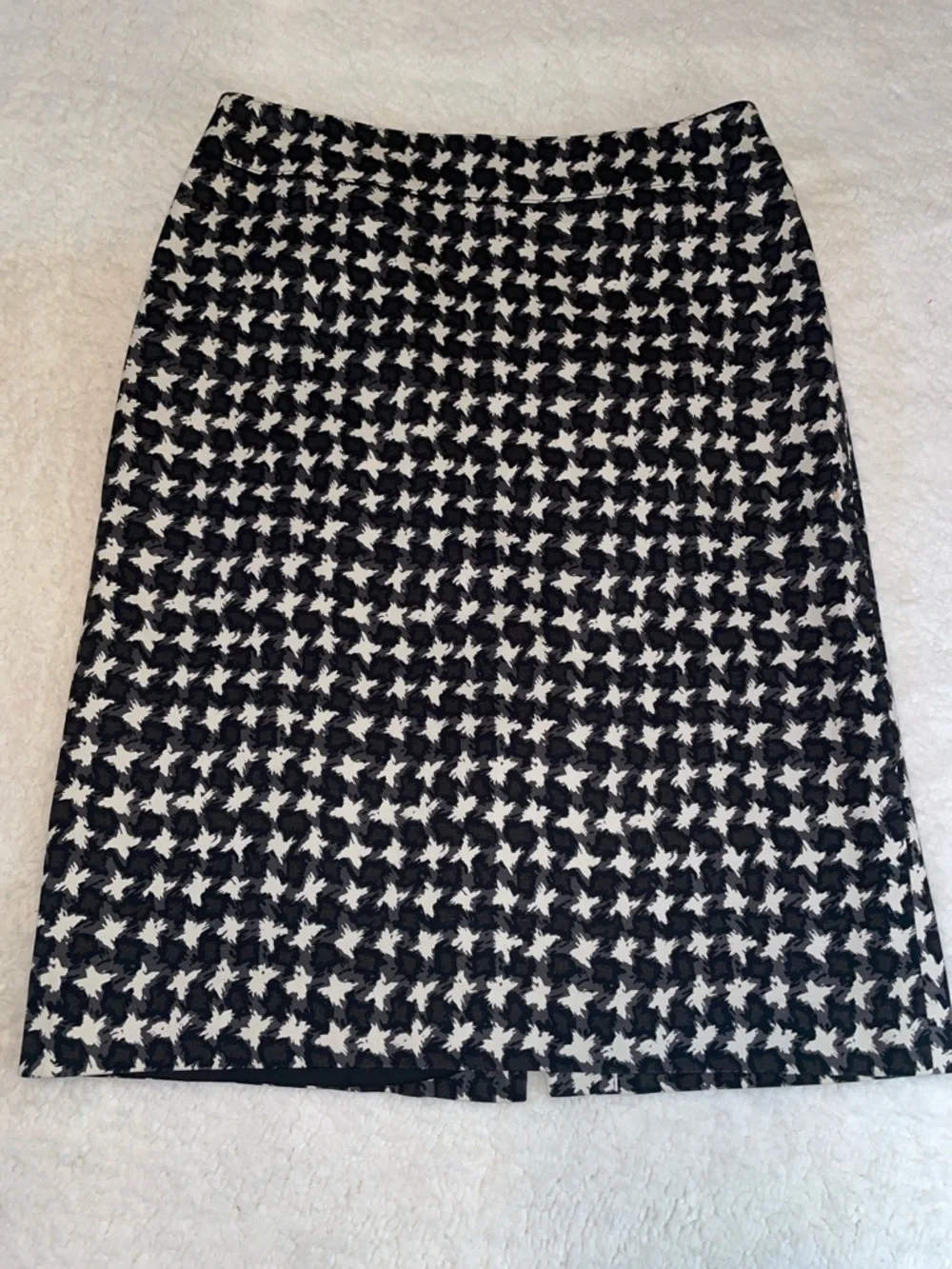 Talbots Black and White Houndstooth Pencil Skirt. Lined.  Back zipper. Size 4